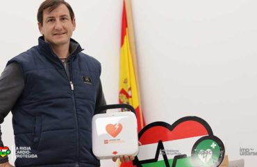 Óscar Fernández, alcalde de Santa Engracia del Jubera recibe desfibrilador de 'La Rioja Cardioprotegida'